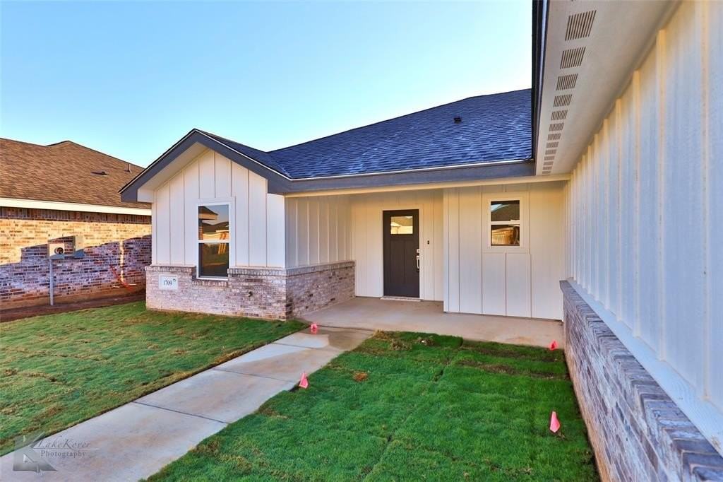 1709 Bandolero Rd - Photo 2 of 35