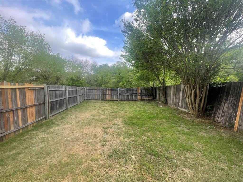 1429 Juniper Ln - Photo 4 of 21