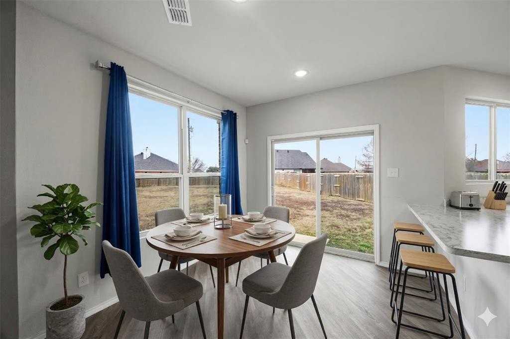 1305 Benwick Dr - Photo 4 of 17