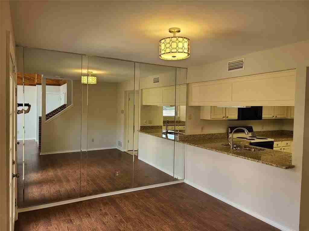 1914 Shorewood Dr - Photo 5 of 36