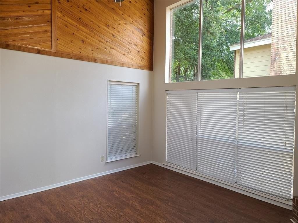 1914 Shorewood Dr - Photo 7 of 36