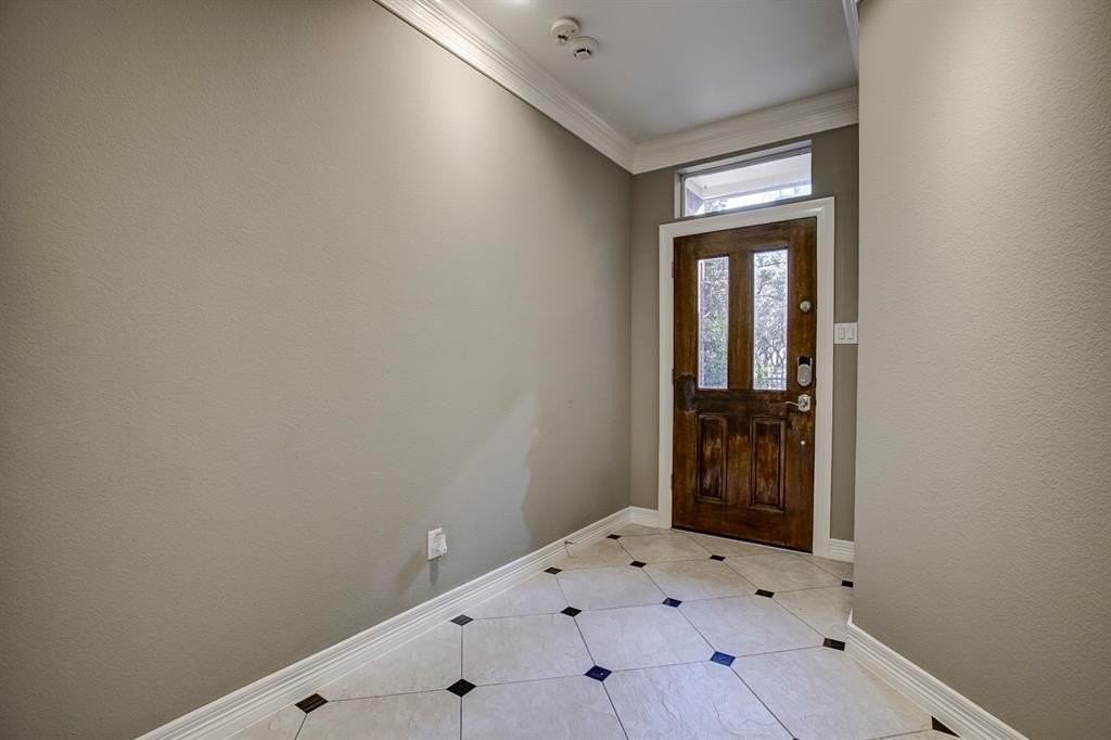 3435 Howell St - Photo 4 of 39