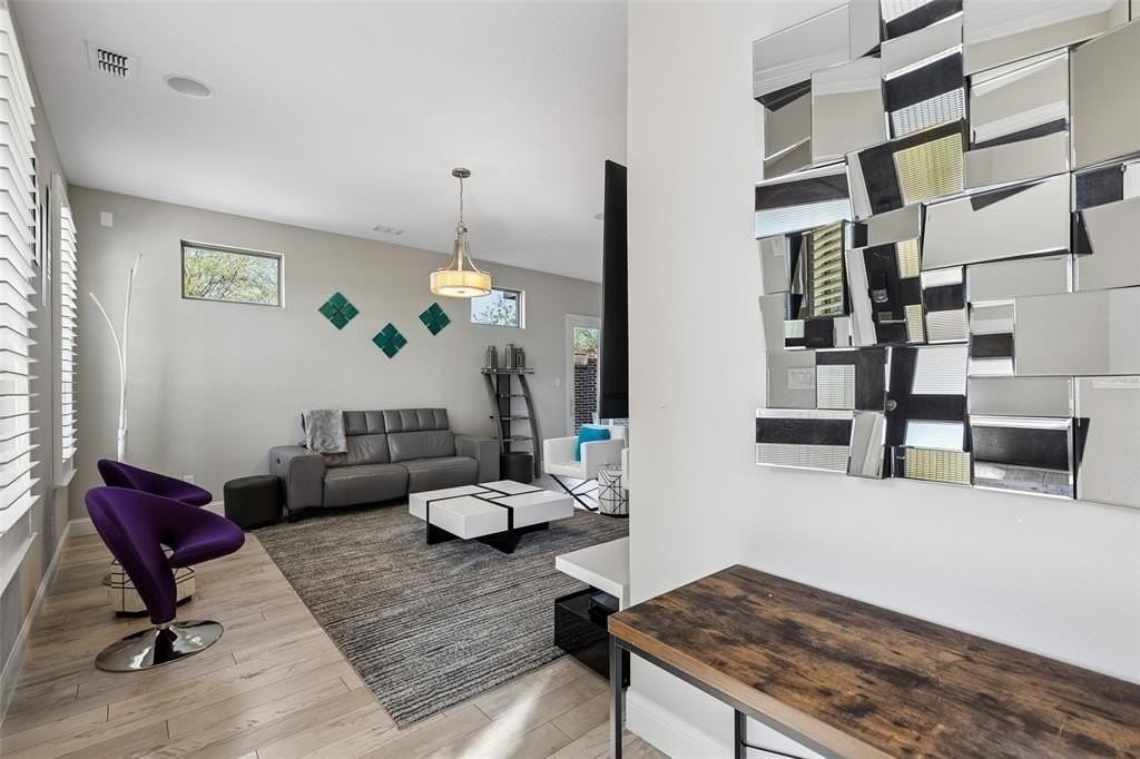 628 Club Dr - Photo 4 of 37