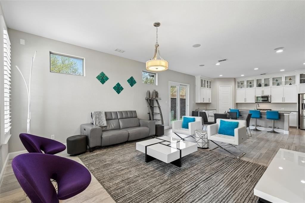 628 Club Dr - Photo 5 of 37