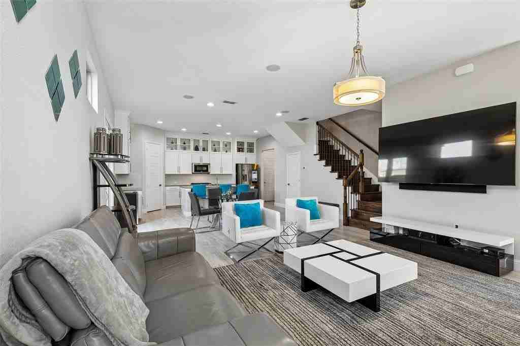 628 Club Dr - Photo 6 of 37