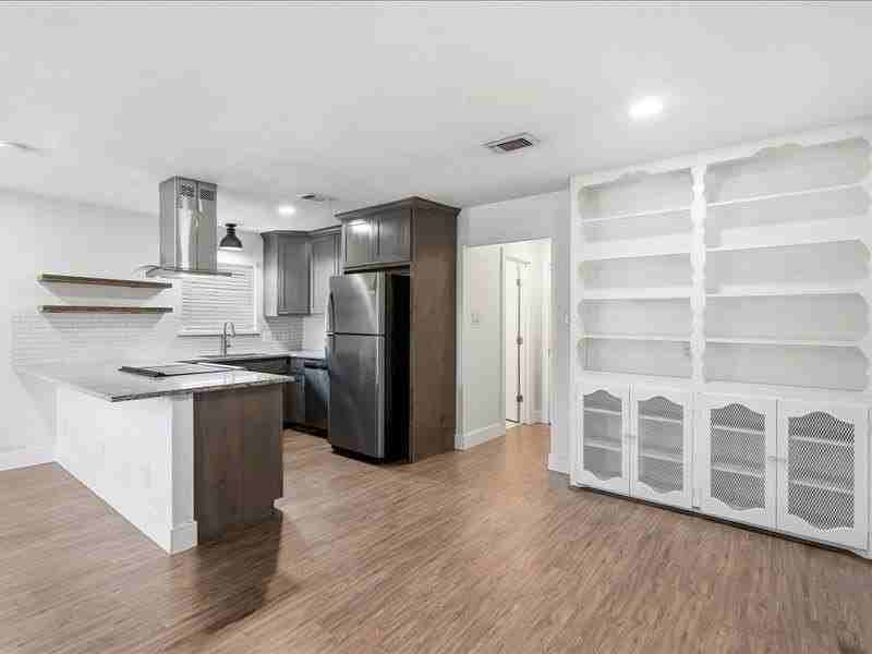 2531 W 12th St - Photo 6 of 19