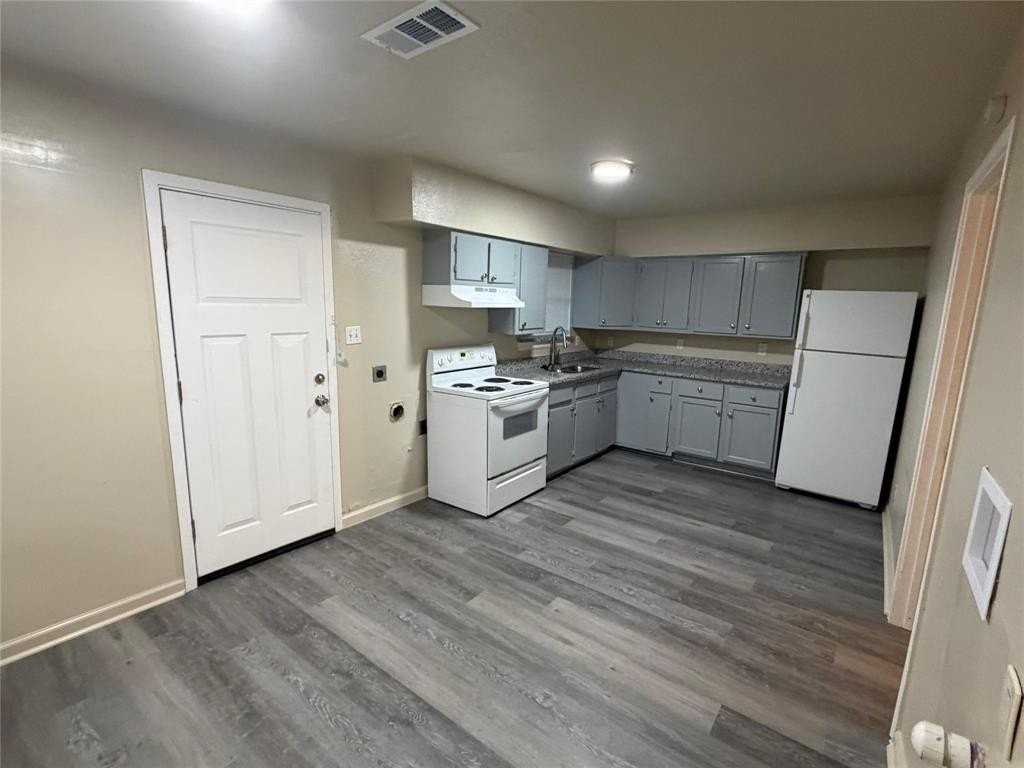 726 Jadewood Dr - Photo 4 of 16