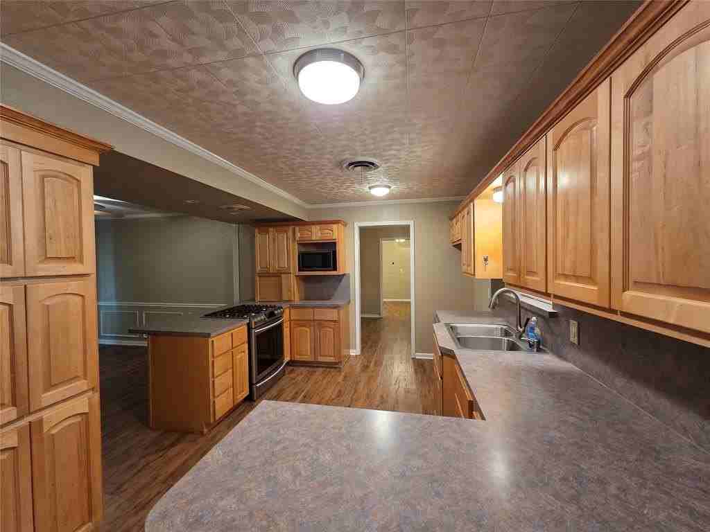 901 W Main St - Photo 5 of 22