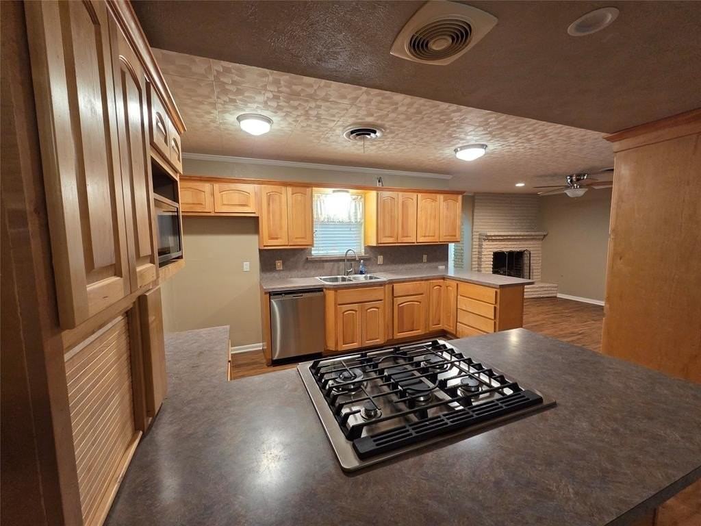 901 W Main St - Photo 6 of 22