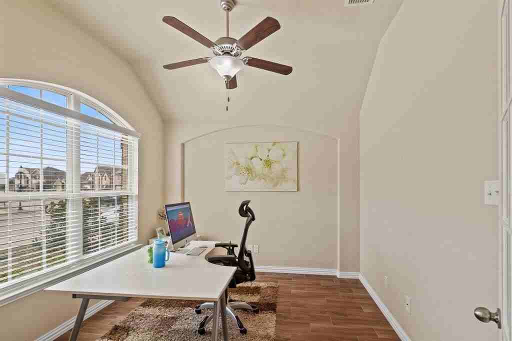 16609 Lincoln Park Ln - Photo 3 of 18