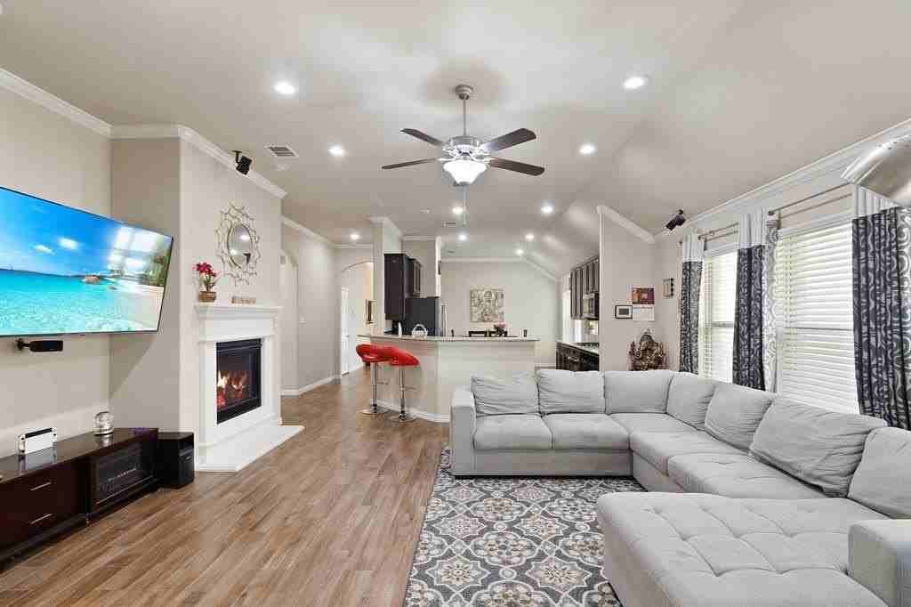 16609 Lincoln Park Ln - Photo 4 of 18