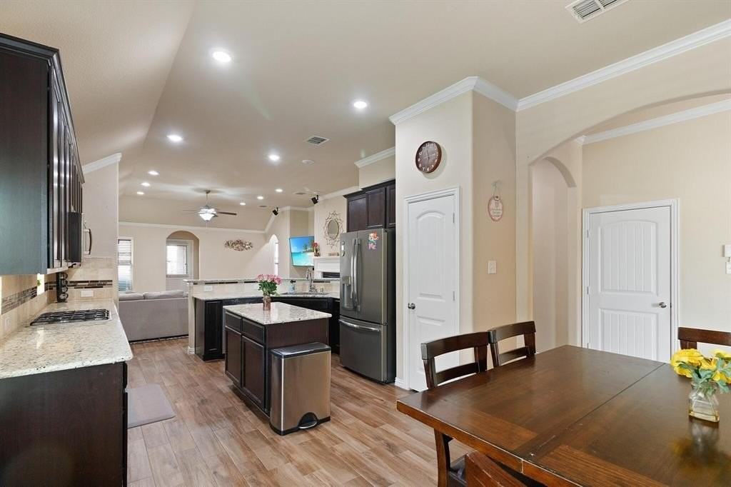 16609 Lincoln Park Ln - Photo 6 of 18