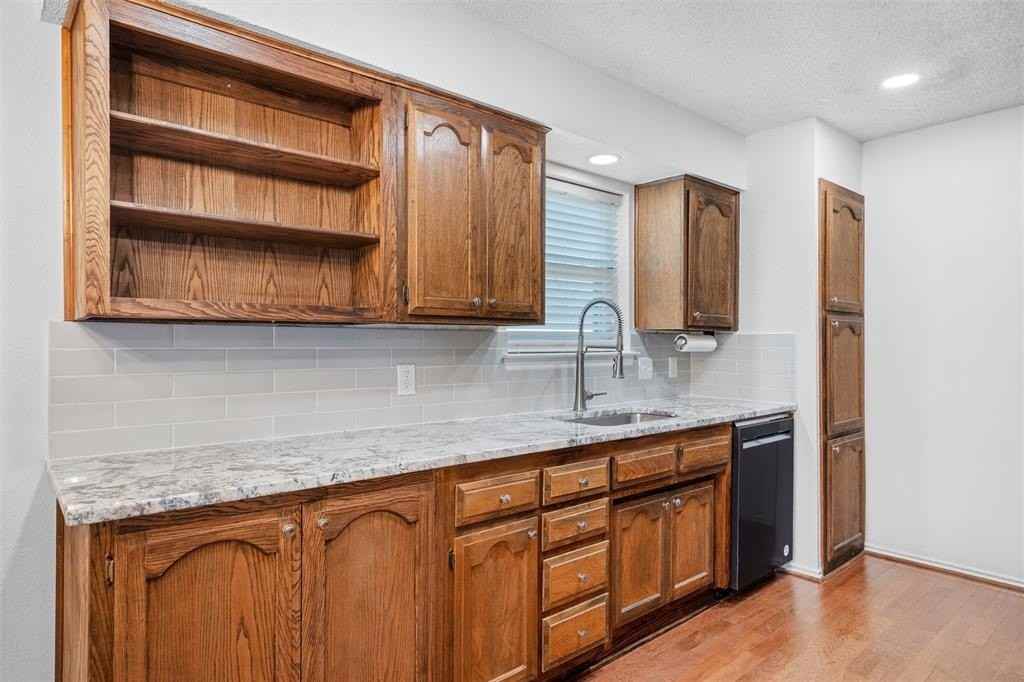 921 Red Oak St - Photo 4 of 16