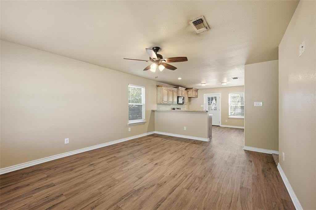 728 W Walker St - Photo 3 of 18