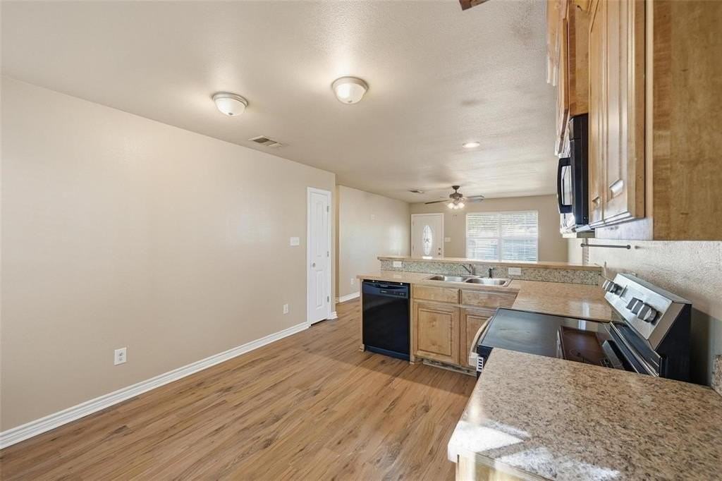 728 W Walker St - Photo 6 of 18