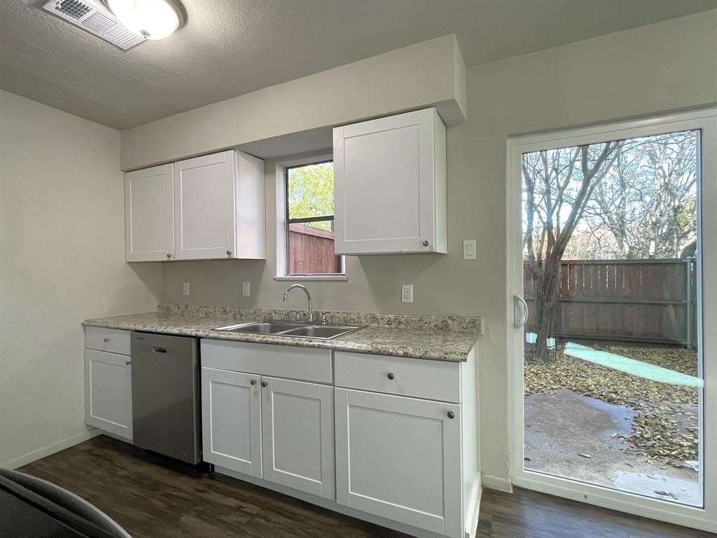 2105 Knoll Crest Dr - Photo 6 of 14