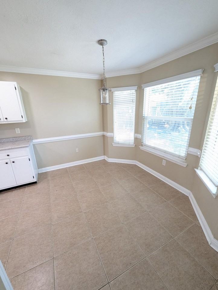 437 Bridgewater Ct - Photo 5 of 26