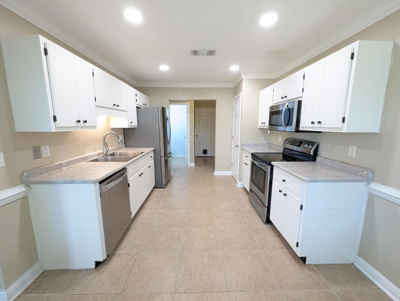 437 Bridgewater Ct - Photo 6 of 26