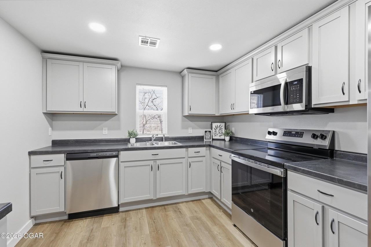 1028 Woodland Ave - Photo 5 of 12