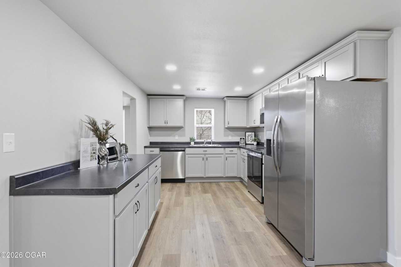 1028 Woodland Ave - Photo 6 of 12