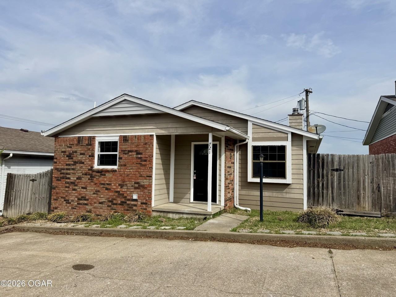 721 W 31st Ter - Photo 2 of 10