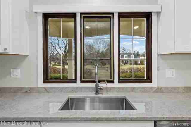 28977 Lake Park Dr - Photo 7 of 34