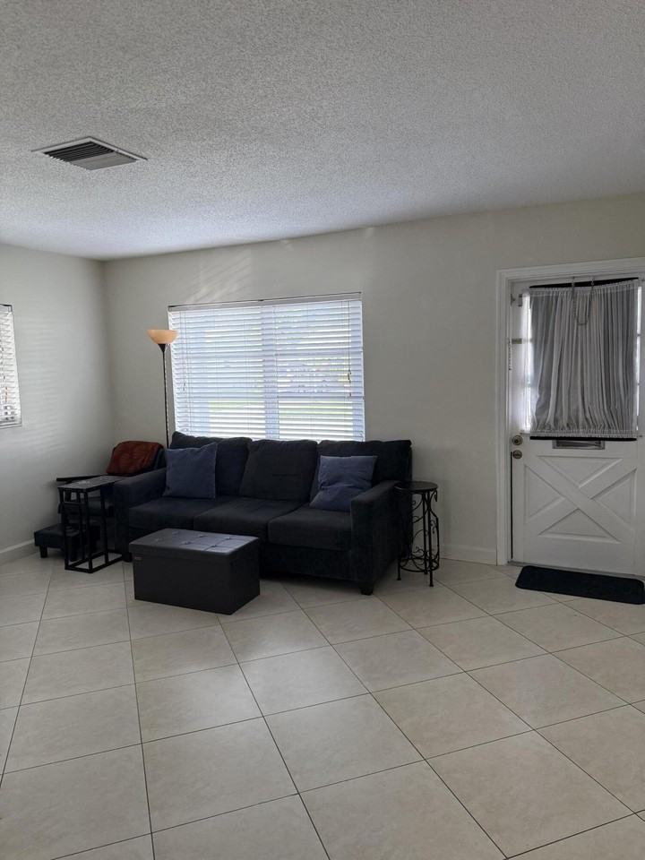 6808 Nw 70th St - Photo 4 of 21