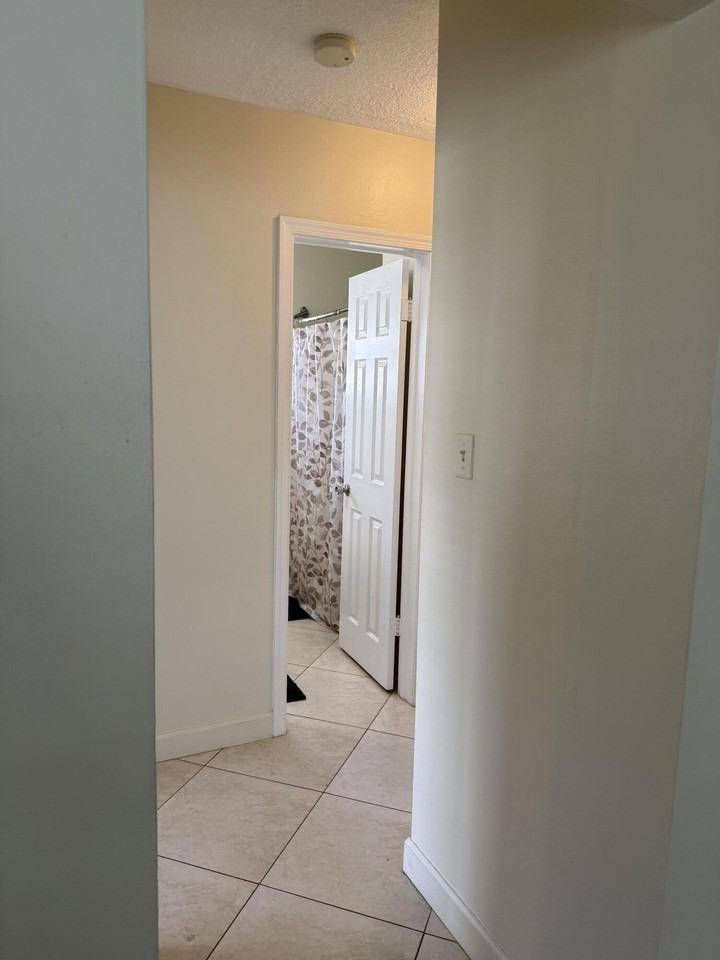 6808 Nw 70th St - Photo 6 of 21