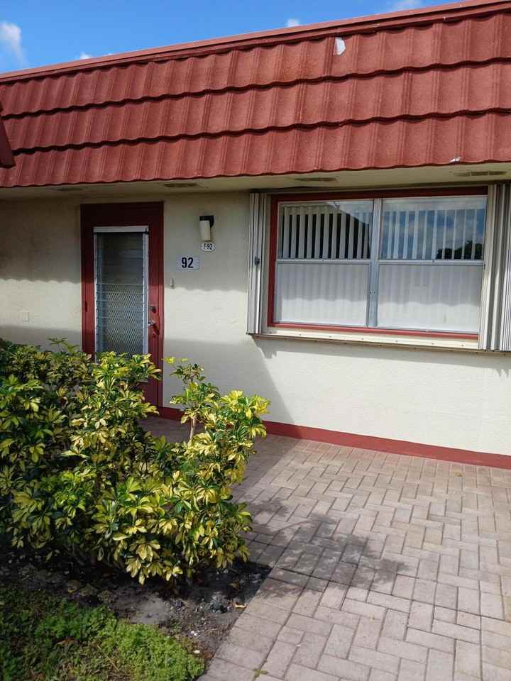 92 Seville Dr - Photo 3 of 4