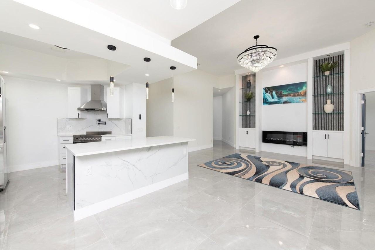 249 Nw Bentley Cir - Photo 2 of 19