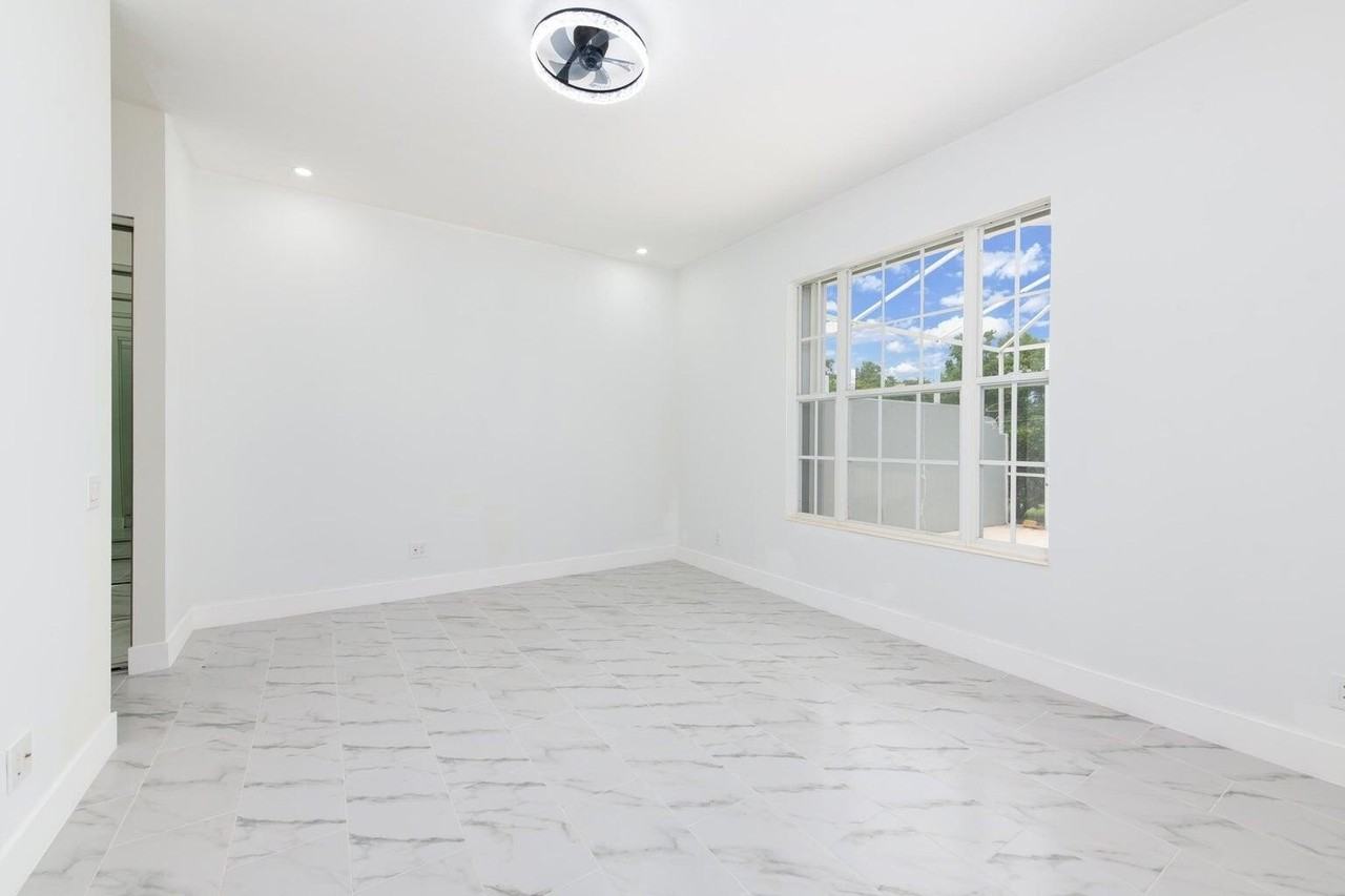 249 Nw Bentley Cir - Photo 3 of 19