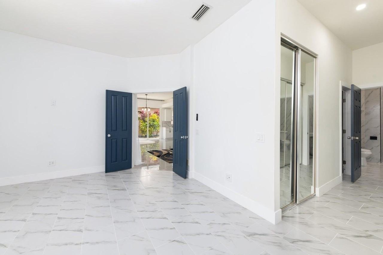 249 Nw Bentley Cir - Photo 4 of 19