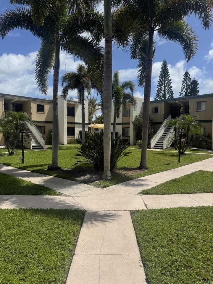 1444 Se Riverside Dr Unit B-7 - Photo 3 of 46