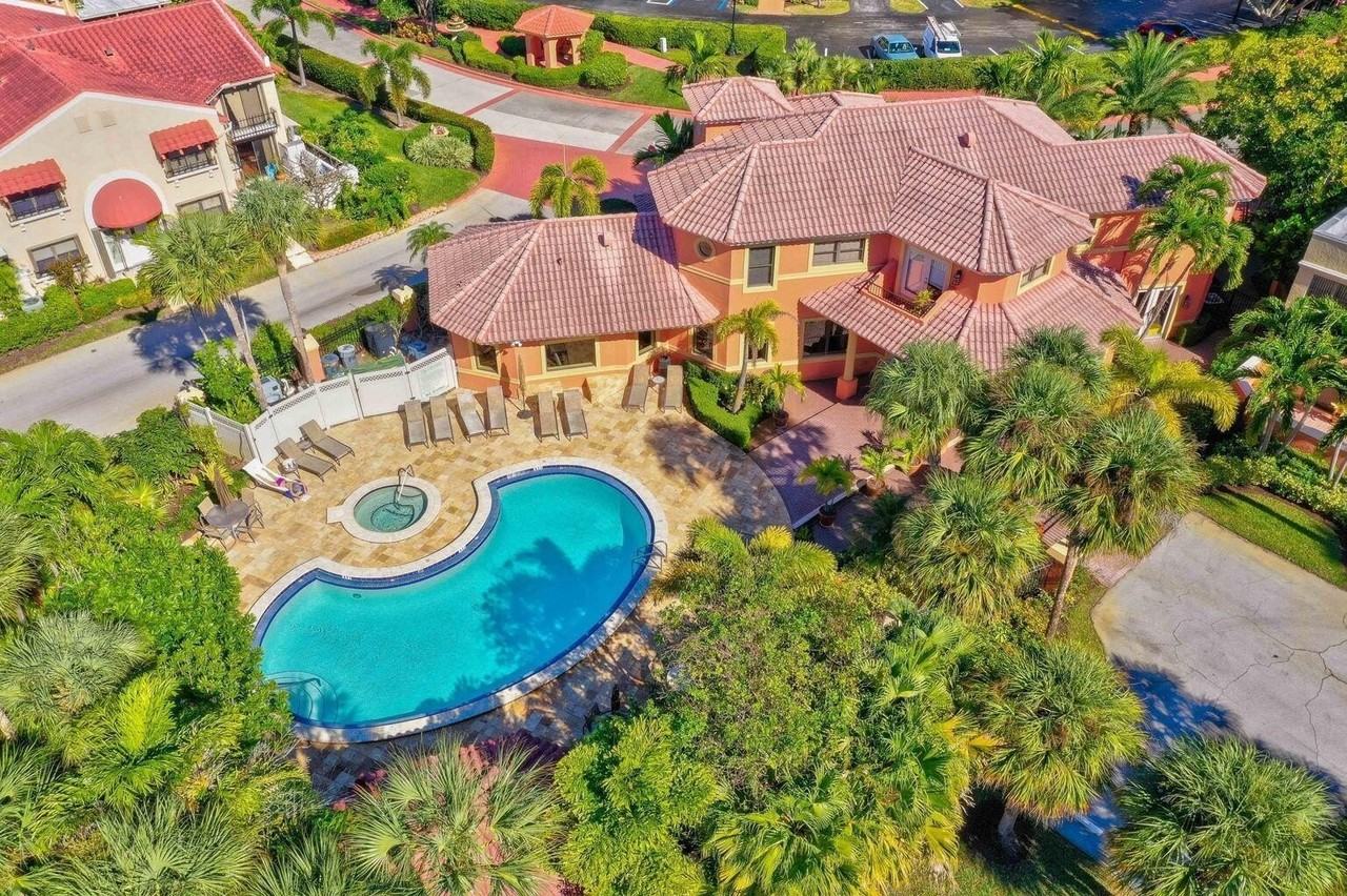 800 Uno Lago Dr #302