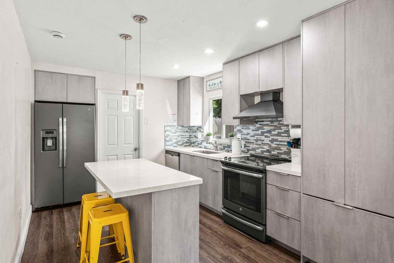 1121 N 66th Ter - Photo 4 of 29