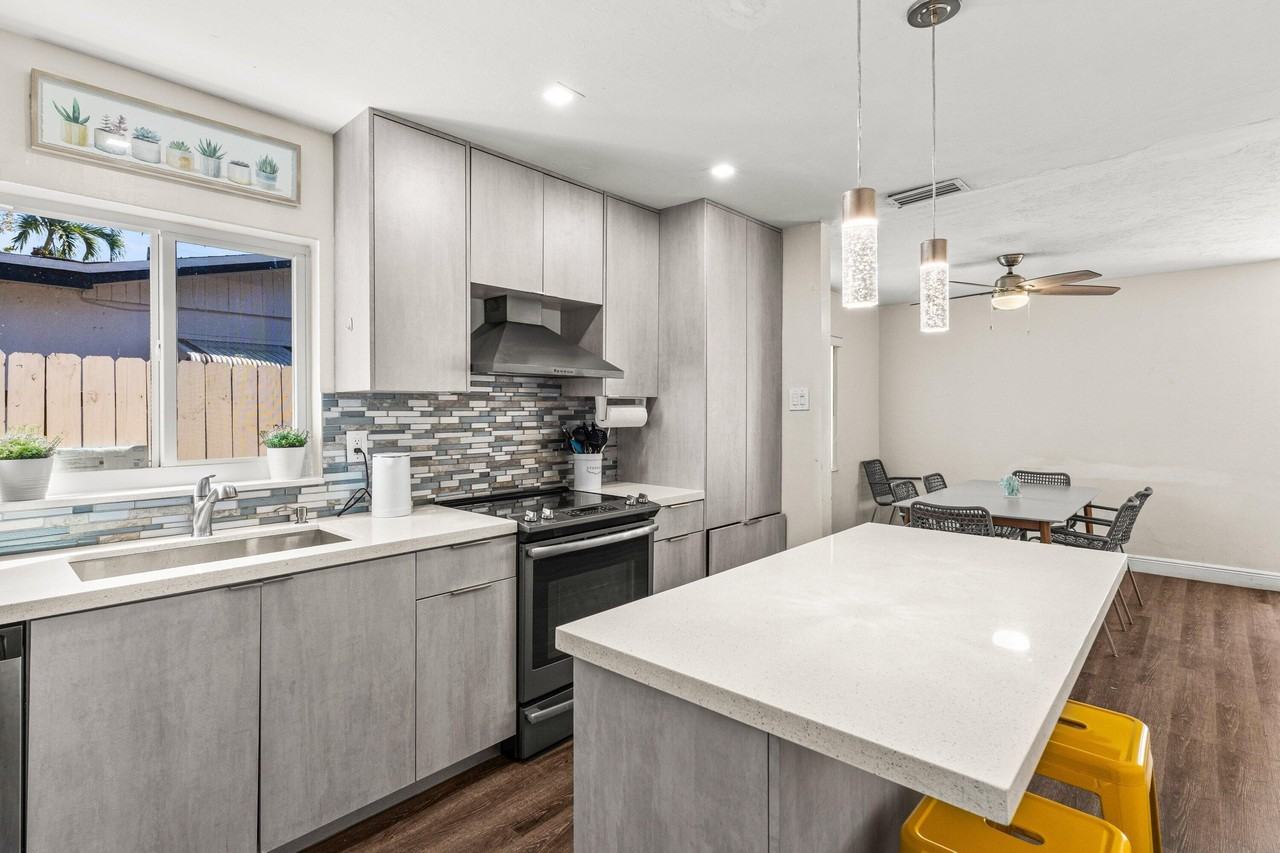 1121 N 66th Ter - Photo 7 of 29