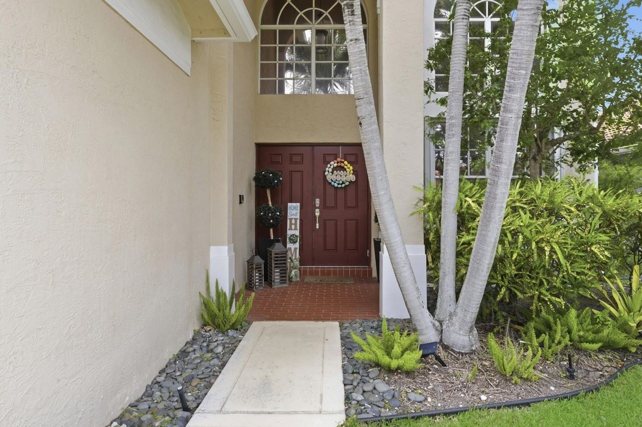 7657 Thornlee Dr - Photo 3 of 32