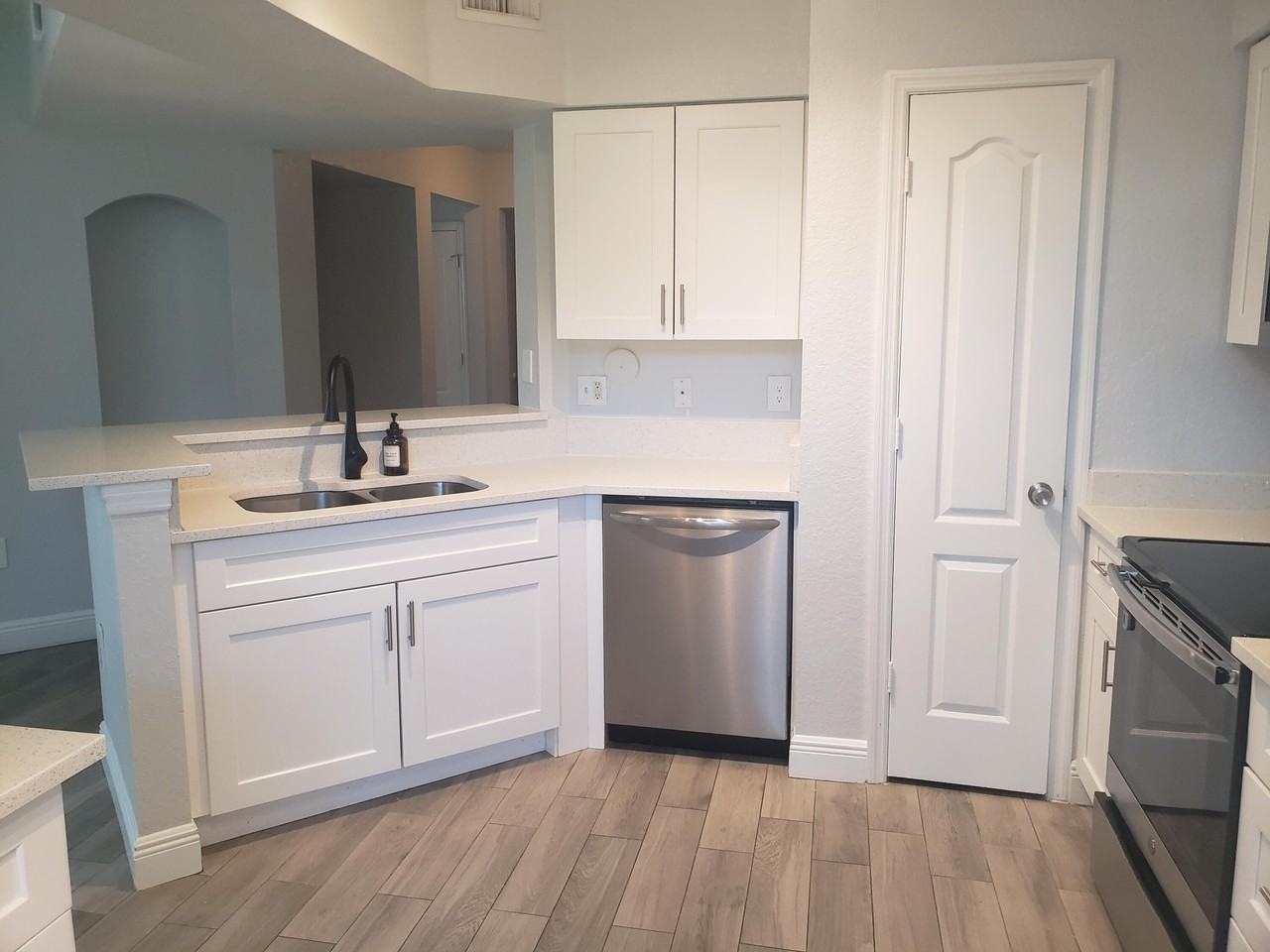 909 Belmont Pl - Photo 2 of 26