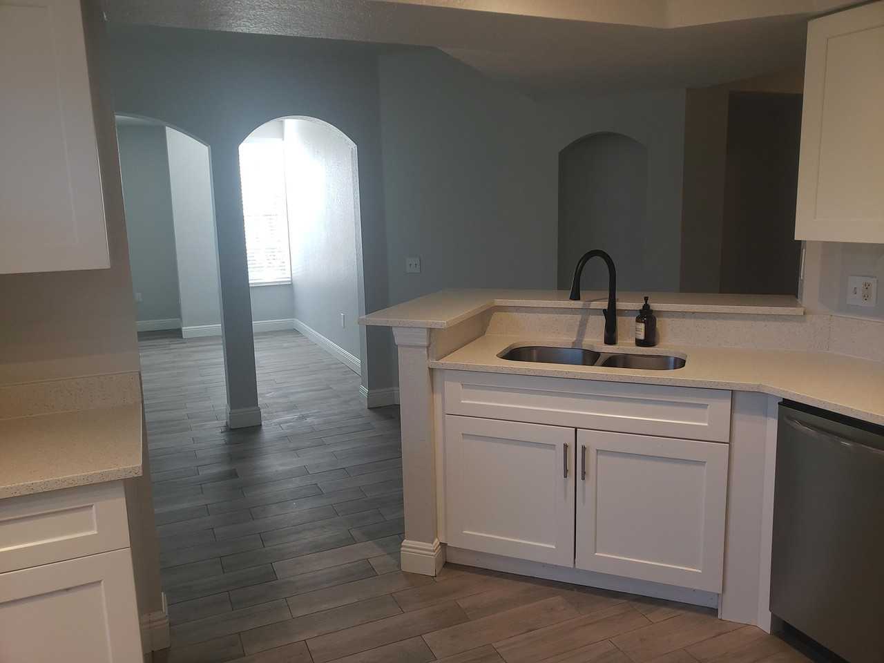 909 Belmont Pl - Photo 3 of 26