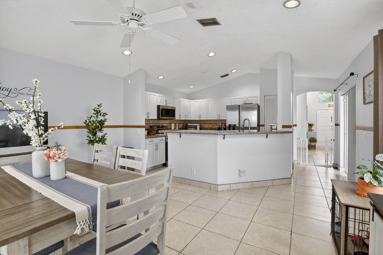 495 Carrington Ln - Photo 3 of 50