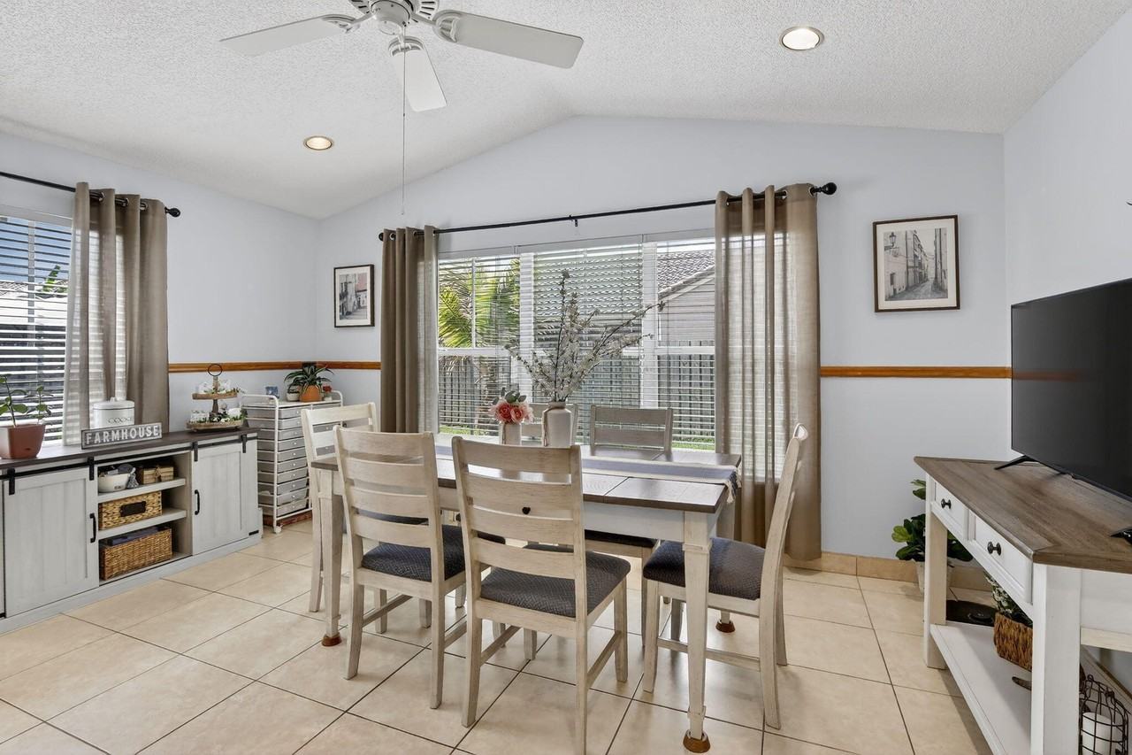 495 Carrington Ln - Photo 5 of 50