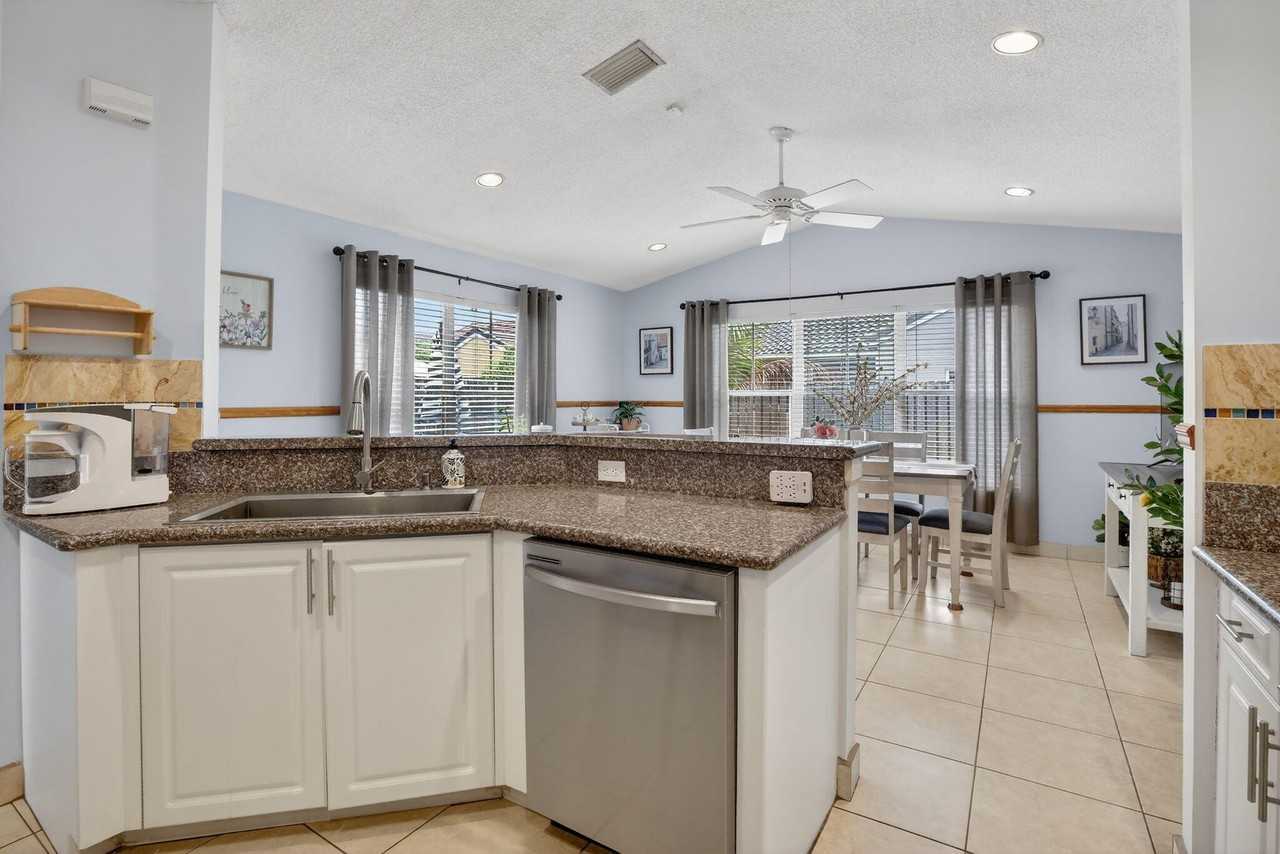 495 Carrington Ln - Photo 7 of 50