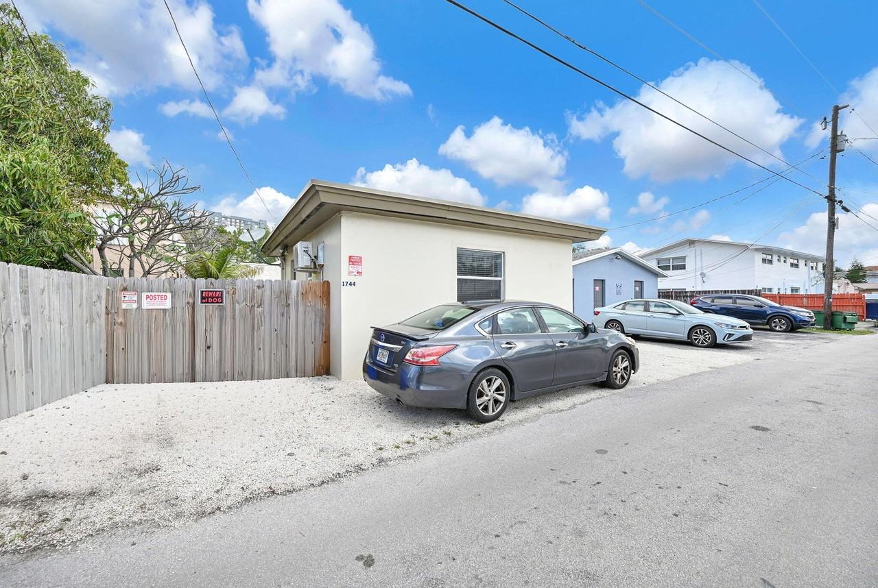 1744 Madison St Unit 1 - Photo 5 of 38