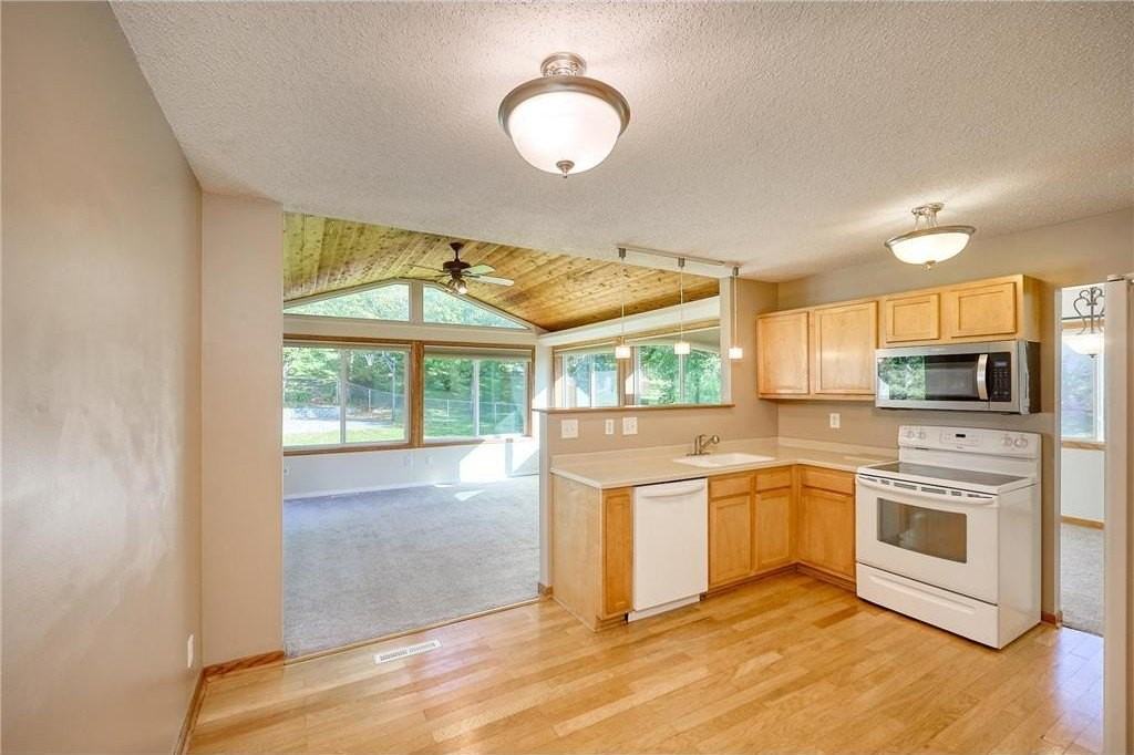 8106 Dakota Ln - Photo 7 of 24