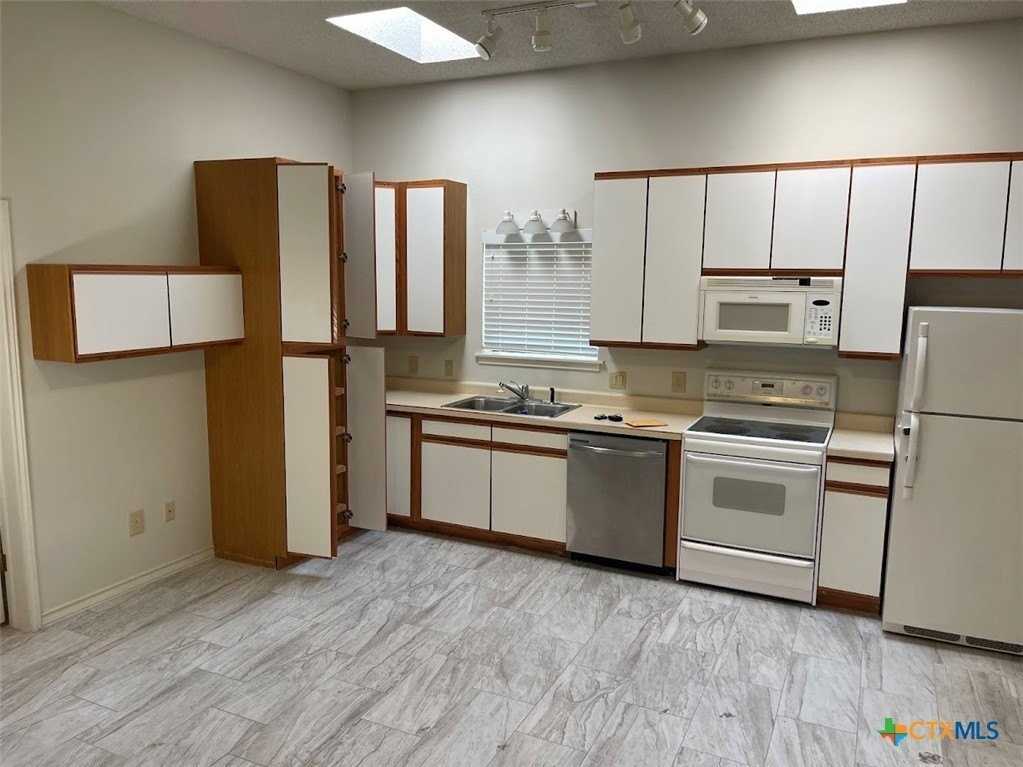 1375 Canyon Trce #B - Photo 4 of 25
