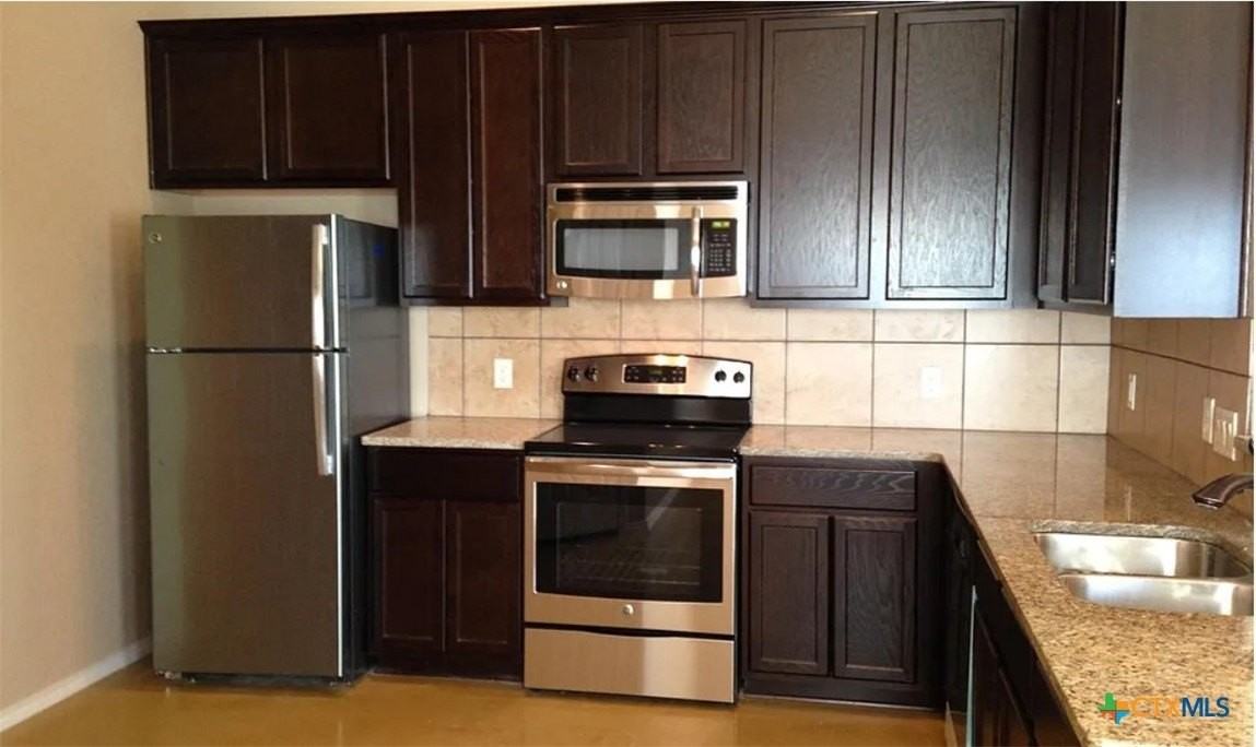 1055 Carolyn Cv - Photo 3 of 10