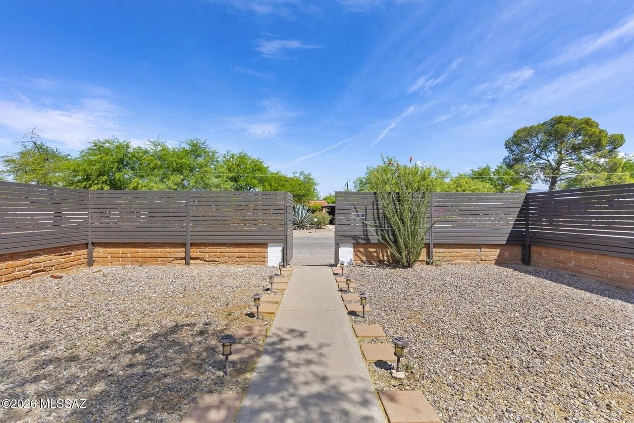 2508 E Seneca St Unit 1 - Photo 5 of 32