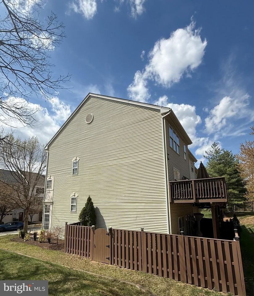 2142 Capstone Cir - Photo 3 of 27