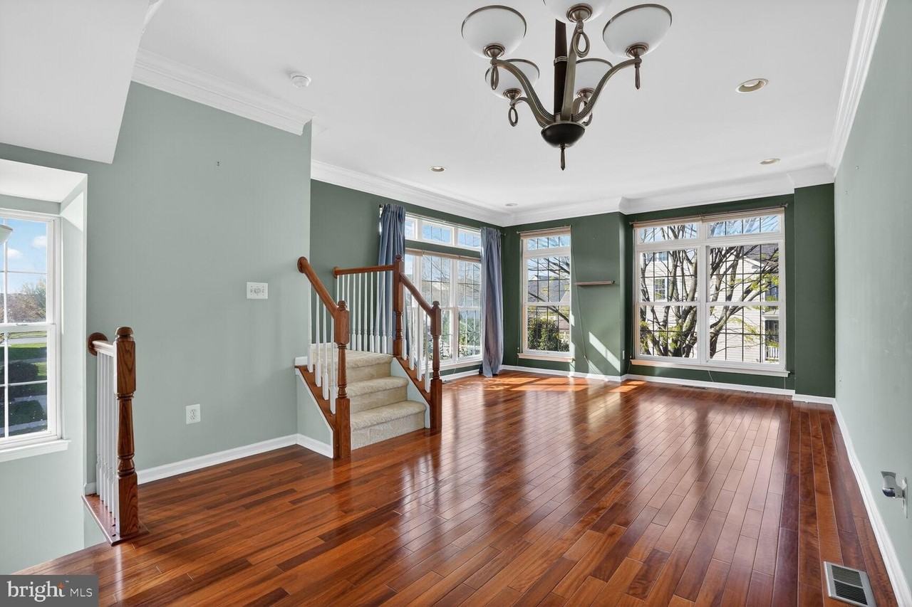 25021 Justice Dr - Photo 4 of 28