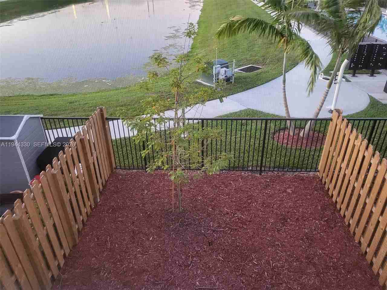 453 Ne 13th St - Photo 3 of 8